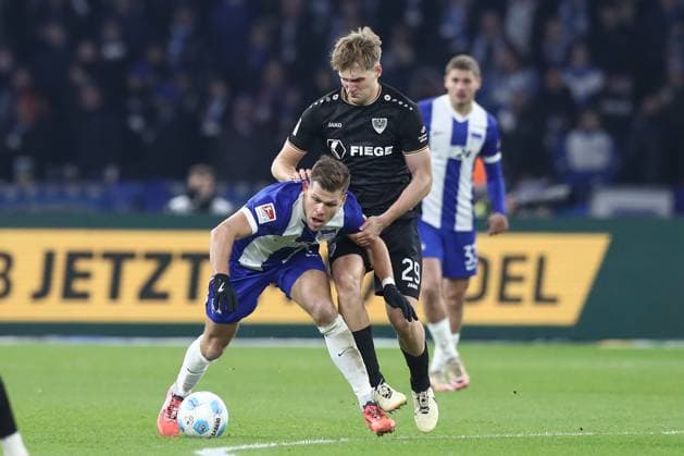 13.12.2024, xtgx, Fussball - 2.Bundesliga, Hertha BSC Berlin - Preussen Muenster emspor, v.l. Florian Niederlechner (Hertha, 7), Lukas Frenkert (Muenster, 29) Zweikampf, Duell, Kampf, tackle (DFL DFB REGULATIONS PROHIBIT ANY USE OF PHOTOGRAPHS as IMAGE SEQUENCES and or QUASI-VIDEO) Berlin