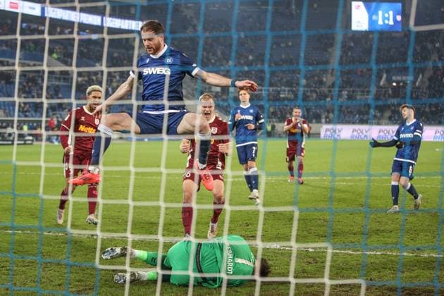 Felix Gebhardt (Jahn Regensburg, Torwart 1) haelt den Elfmeter von Budu Zivzivadze (Karlsruher SC, 11) Louis Breunig (Jahn Regensburg, 16) und Bryan Hein (Jahn Regensburg, 3) jubeln, Karlsruher SC vs. Jahn Regensburg Fussball, 2. Bundesliga, 16. Spieltag, 2024 2025, 13.12.2024, DFL REGULATIONS PROHIBIT ANY USE OF PHOTOGRAPHS AS IMAGE SEQUENCES AND OR QUASI-VIDEO, Karlsruher SC vs. Jahn Regensburg Fussball, 2. Bundesliga, 16. Spieltag, 2024 2025, 13.12.2024 Karlsruhe