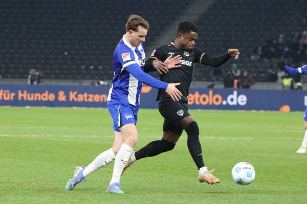 DEU, DFL, 2. FBL, Hertha BSC vs. Preussen Muenster, 13.12.2024, Berliner Olympiastadion, Berlin, DEU, DFL, 2. FBL, Hertha BSC vs. Preussen Muenster, im Bild 1:1 durch Daniel Kyerewaa (Preussen Muenster 7), Pascal Klemens (Hertha BSC Berlin 41) DFL - regulations prohibit any use of Photographs as image sequences and or quasi-video Foto: Juergen Engler nordphoto GmbH