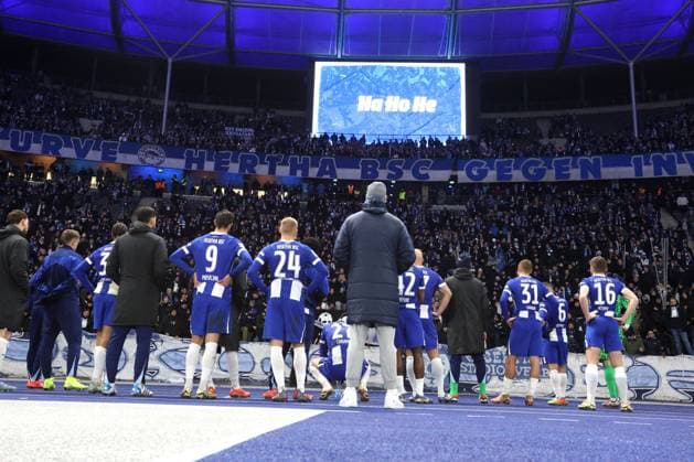 Sport Bilder des Tages DEU, DFL, 2. FBL, Hertha BSC vs. Preussen Muenster, 13.12.2024, Berliner Olympiastadion, Berlin, DEU, DFL, 2. FBL, Hertha BSC vs. Preussen Muenster, im Bild Hertha-Spielerkreis, Hertha-BSC Fans DFL - regulations prohibit any use of Photographs as image sequences and or quasi-video Foto: Juergen Engler nordphoto GmbH