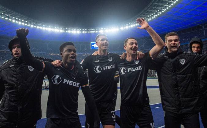 Fussball, Herren, Saison 2024 2025, 2. Bundesliga (16. Spieltag), Hertha BSC - SC Preußen Münster, v.l. Daniel Kyerewaa (Münster), Holmbert Aron Fridjonsson (Münster), Torge Paetow (Münster), Jubel nach Abpfiff, 13.12. 2024,