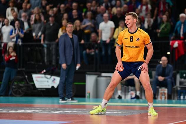 Volleyball I Herren I Saison 2024-2025 I Bundesliga I 12. Spieltag I SVG Lüneburg - VfB Friedrichshafen I 13.12.2024 Schaut enttäuscht, betrübt, deprimiert, frustriert, geknickt, gekränkt, niedergeschlagen, unzufrieden, ernüchtert, schlecht gelaunt: Gage Thomas Wortley (6, SVG Lüneburg) Lüneburg LKH Arena Niedersachsen Deutschland Copyright: xLobeca AndreasxHannigx