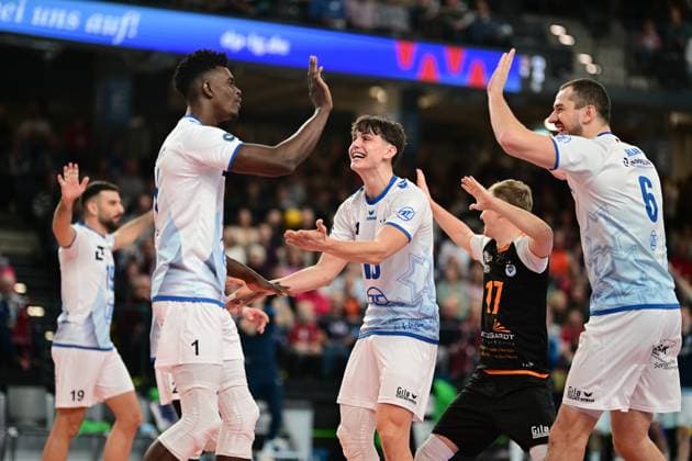 Volleyball I Herren I Saison 2024-2025 I Bundesliga I 12. Spieltag I SVG Lüneburg - VfB Friedrichshafen I 13.12.2024 Ivan Zeljkovic (19, VfB Friedrichshafen), Jose Israel Masso Alvarez (1, VfB Friedrichshafen), Simon Kohn (16, VfB Friedrichshafen), Lenny Graven (17, VfB Friedrichshafen) und Michal Superlak (6, VfB Friedrichshafen) Jubel, Begeisterung, Enthusiasmus, Euphorie, Freude, Glücksgefühl, Heiterkeit Lüneburg LKH Arena Niedersachsen Deutschland Copyright: xLobeca AndreasxHannigx