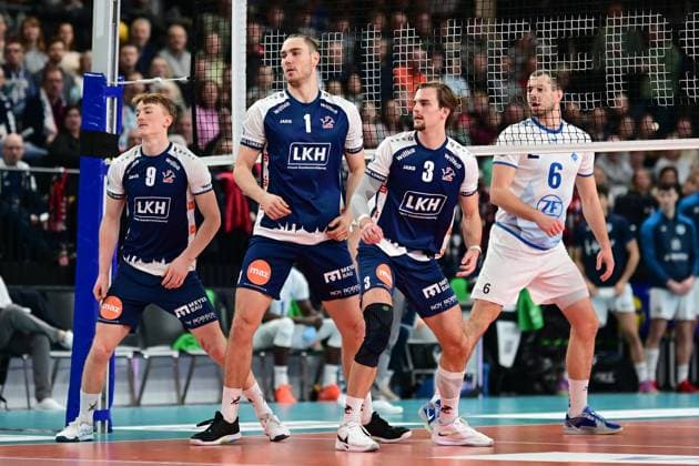 Volleyball I Herren I Saison 2024-2025 I Bundesliga I 12. Spieltag I SVG Lüneburg - VfB Friedrichshafen I 13.12.2024 Hier kann man schon an den Gesichtern ablesen, ob der Ball drin war: Oskar Alve Espeland (9, SVG Lüneburg), Simon Torwie (1, SVG Lüneburg) und Michael Patrick Wright (3, SVG Lüneburg) sind enttäuscht - Jubel, Begeisterung, Enthusiasmus, Euphorie, Freude, Glücksgefühl, Heiterkeit bei: Michal Superlak (6, VfB Friedrichshafen) Lüneburg LKH Arena Niedersachsen Deutschland Copyright: xLobeca AndreasxHannigx