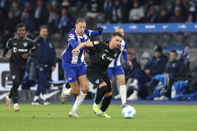 13.12.2024, xtgx, Fussball 2. Bundesliga, Hertha BSC Berlin - SC Preussen Muenster emspor, v.l. Derry Scherhant (Hertha, 39), Yassine Baouchama (Münster, 5) Zweikampf, Duell, Kampf, tackle (DFL DFB REGULATIONS PROHIBIT ANY USE OF PHOTOGRAPHS as IMAGE SEQUENCES and or QUASI-VIDEO) Berlin
