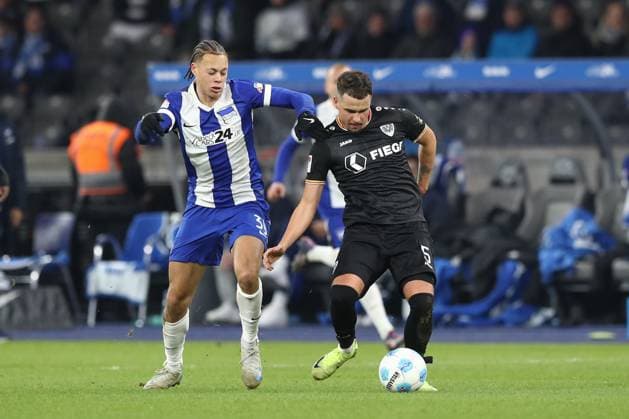 13.12.2024, xtgx, Fussball 2. Bundesliga, Hertha BSC Berlin - SC Preussen Muenster emspor, v.l. Derry Scherhant (Hertha, 39), Yassine Baouchama (Münster, 5) Zweikampf, Duell, Kampf, tackle (DFL DFB REGULATIONS PROHIBIT ANY USE OF PHOTOGRAPHS as IMAGE SEQUENCES and or QUASI-VIDEO) Berlin