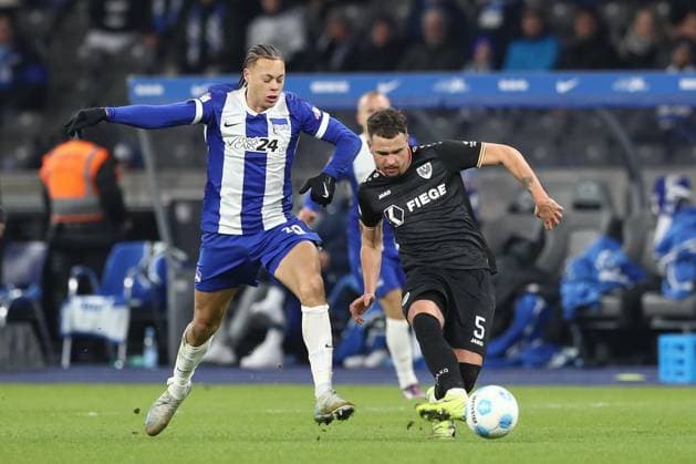13.12.2024, xtgx, Fussball 2. Bundesliga, Hertha BSC Berlin - SC Preussen Muenster emspor, v.l. Derry Scherhant (Hertha, 39), Yassine Baouchama (Münster, 5) Zweikampf, Duell, Kampf, tackle (DFL DFB REGULATIONS PROHIBIT ANY USE OF PHOTOGRAPHS as IMAGE SEQUENCES and or QUASI-VIDEO) Berlin
