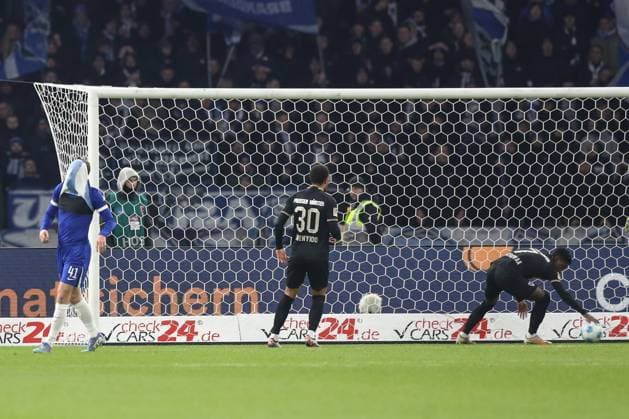 13.12.2024, xtgx, Fussball 2. Bundesliga, Hertha BSC Berlin - SC Preussen Muenster emspor, v.l. Pascal Klemens (Hertha, 41) nach Tor zum 1:1 durch Daniel Kyerewaa (Münster, 7) (rechts) enttaeuscht, enttäuscht, schaut enttaeuscht, niedergeschlagen, disappointed (DFL DFB REGULATIONS PROHIBIT ANY USE OF PHOTOGRAPHS as IMAGE SEQUENCES and or QUASI-VIDEO) Berlin