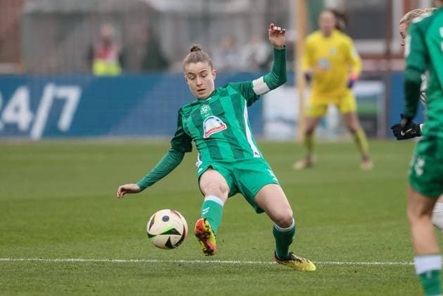 v.li.: Michelle Ulbrich (SV Werder Bremen, 5) am Ball, Einzelbild, Ganzkörper, Aktion, Action, Spielszene, DIE DFB-RICHTLINIEN UNTERSAGEN JEGLICHE NUTZUNG VON FOTOS ALS SEQUENZBILDER UND ODER VIDEOÄHNLICHE FOTOSTRECKEN. DFB REGULATIONS PROHIBIT ANY USE OF PHOTOGRAPHS AS IMAGE SEQUENCES AND OR QUASI-VIDEO., 14.12.2024, Bremen (Deutschland), Fussball, Google Pixel Frauen-Bundesliga, SV Werder Bremen - VfL Wolfsburg