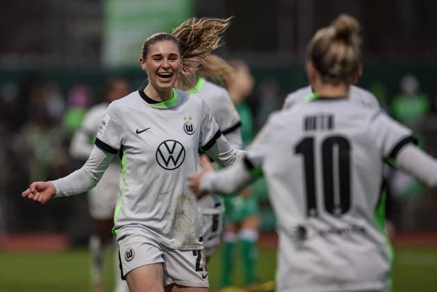 v.li.: Torschützin Jule Brand (VfL Wolfsburg, 29) und Svenja Huth (VfL Wolfsburg, 10) mit Torjubel, Jubel, jubeln, jubelt, optimistisch, Spielszene, Highlight, Freude über das Tor zum 1:3, DIE DFB-RICHTLINIEN UNTERSAGEN JEGLICHE NUTZUNG VON FOTOS ALS SEQUENZBILDER UND ODER VIDEOÄHNLICHE FOTOSTRECKEN. DFB REGULATIONS PROHIBIT ANY USE OF PHOTOGRAPHS AS IMAGE SEQUENCES AND OR QUASI-VIDEO., 14.12.2024, Bremen (Deutschland), Fussball, Google Pixel Frauen-Bundesliga, SV Werder Bremen - VfL Wolfsburg