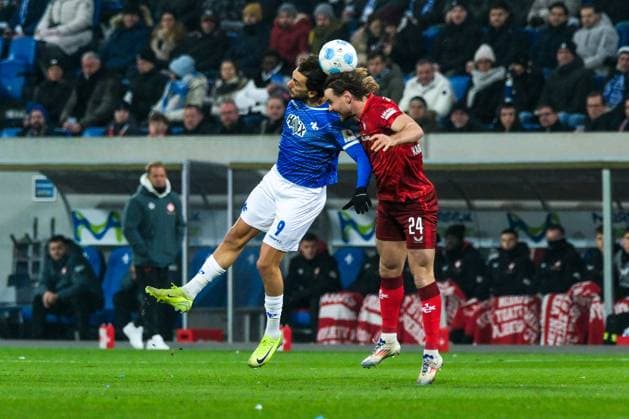 Fraser Hornby (SV Darmstadt 98, 09) im Zweikampf mit Jannis Heuer (1.FC Kaiserslautern, 24), GER, SV Darmstadt 98 vs. 1. FC Kaiserslautern, Fussball, 2. Bundesliga, 16. Spieltag, Saison 2024 2025, 14.12.2024. DFL REGULATIONS PROHIBIT ANY USE OF PHOTOGRAPHS as IMAGE SEQUENCES and or QUASI-VIDEO. GER, SV Darmstadt 98 vs. 1. FC Kaiserslautern, Fussball, 2. Bundesliga, 16. Spieltag, Saison 2024 2025, 14.12.2024. Darmstadt