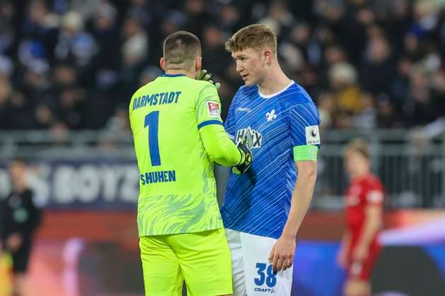 Torhueter Marcel Schuhen (SV Darmstadt 98) und Clemens Riedel (SV Darmstadt 98) unterhalten sich, 2. Bundesliga, SV Darmstadt 98 vs 1. FC Kaiserslautern, Merck-Stadion am Böllenfalltor am 14. December 2024 in Darmstadt, Deutschland. (Foto von Marco Steinbrenner DeFodi Images) Torhueter Marcel Schuhen (SV Darmstadt 98) und Clemens Riedel (SV Darmstadt 98) talk together, 2. Bundesliga, SV Darmstadt 98 vs 1. FC Kaiserslautern, Merck-Stadion am Böllenfalltor, December 14, 2024 in Darmstadt, Germany. (Photo by Marco Steinbrenner DeFodi Images) DFB DFL REGULATIONS PROHIBIT ANY USE OF PHOTOGRAPHS AS IMAGE SEQUENCES AND OR QUASI-VIDEO. Defodi-700_darm_fck_20241214_007