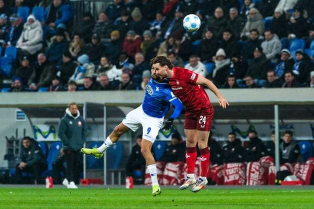 Fraser Hornby (SV Darmstadt 98, 09) im Zweikampf mit Jannis Heuer (1.FC Kaiserslautern, 24), GER, SV Darmstadt 98 vs. 1. FC Kaiserslautern, Fussball, 2. Bundesliga, 16. Spieltag, Saison 2024 2025, 14.12.2024. DFL REGULATIONS PROHIBIT ANY USE OF PHOTOGRAPHS as IMAGE SEQUENCES and or QUASI-VIDEO. GER, SV Darmstadt 98 vs. 1. FC Kaiserslautern, Fussball, 2. Bundesliga, 16. Spieltag, Saison 2024 2025, 14.12.2024. Darmstadt