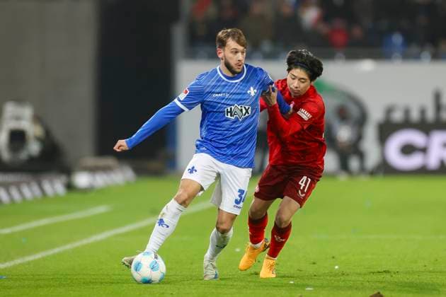 Killian Corredor (SV Darmstadt 98) und Daisuke Yokota (1. FC Kaiserslautern) kaempfen um den Ball, 2. Bundesliga, SV Darmstadt 98 vs 1. FC Kaiserslautern, Merck-Stadion am Böllenfalltor am 14. December 2024 in Darmstadt, Deutschland. (Foto von Marco Steinbrenner DeFodi Images) Killian Corredor (SV Darmstadt 98) und Daisuke Yokota (1. FC Kaiserslautern) battle for the ball, 2. Bundesliga, SV Darmstadt 98 vs 1. FC Kaiserslautern, Merck-Stadion am Böllenfalltor, December 14, 2024 in Darmstadt, Germany. (Photo by Marco Steinbrenner DeFodi Images) DFB DFL REGULATIONS PROHIBIT ANY USE OF PHOTOGRAPHS AS IMAGE SEQUENCES AND OR QUASI-VIDEO. Defodi-700_darm_fck_20241214_015