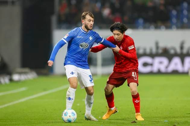 Killian Corredor (SV Darmstadt 98) und Daisuke Yokota (1. FC Kaiserslautern) kaempfen um den Ball, 2. Bundesliga, SV Darmstadt 98 vs 1. FC Kaiserslautern, Merck-Stadion am Böllenfalltor am 14. December 2024 in Darmstadt, Deutschland. (Foto von Marco Steinbrenner DeFodi Images) Killian Corredor (SV Darmstadt 98) und Daisuke Yokota (1. FC Kaiserslautern) battle for the ball, 2. Bundesliga, SV Darmstadt 98 vs 1. FC Kaiserslautern, Merck-Stadion am Böllenfalltor, December 14, 2024 in Darmstadt, Germany. (Photo by Marco Steinbrenner DeFodi Images) DFB DFL REGULATIONS PROHIBIT ANY USE OF PHOTOGRAPHS AS IMAGE SEQUENCES AND OR QUASI-VIDEO. Defodi-700_darm_fck_20241214_016