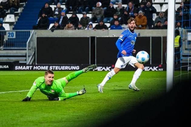 Killian Corredor (SV Darmstadt 98, 34) schießt das Tor zum 1:0, GER, SV Darmstadt 98 vs. 1. FC Kaiserslautern, Fussball, 2. Bundesliga, 16. Spieltag, Saison 2024 2025, 14.12.2024. DFL REGULATIONS PROHIBIT ANY USE OF PHOTOGRAPHS as IMAGE SEQUENCES and or QUASI-VIDEO. GER, SV Darmstadt 98 vs. 1. FC Kaiserslautern, Fussball, 2. Bundesliga, 16. Spieltag, Saison 2024 2025, 14.12.2024. Darmstadt