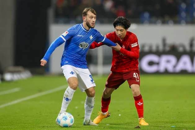 Killian Corredor (SV Darmstadt 98) und Daisuke Yokota (1. FC Kaiserslautern) kaempfen um den Ball, 2. Bundesliga, SV Darmstadt 98 vs 1. FC Kaiserslautern, Merck-Stadion am Böllenfalltor am 14. December 2024 in Darmstadt, Deutschland. (Foto von Marco Steinbrenner DeFodi Images) Killian Corredor (SV Darmstadt 98) und Daisuke Yokota (1. FC Kaiserslautern) battle for the ball, 2. Bundesliga, SV Darmstadt 98 vs 1. FC Kaiserslautern, Merck-Stadion am Böllenfalltor, December 14, 2024 in Darmstadt, Germany. (Photo by Marco Steinbrenner DeFodi Images) DFB DFL REGULATIONS PROHIBIT ANY USE OF PHOTOGRAPHS AS IMAGE SEQUENCES AND OR QUASI-VIDEO. Defodi-700_darm_fck_20241214_021