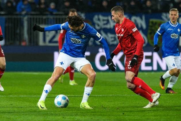 Fraser Hornby (SV Darmstadt 98, 09) im Zweikampf mit Luca Sirch (1.FC Kaiserslautern, 31), GER, SV Darmstadt 98 vs. 1. FC Kaiserslautern, Fussball, 2. Bundesliga, 16. Spieltag, Saison 2024 2025, 14.12.2024. DFL REGULATIONS PROHIBIT ANY USE OF PHOTOGRAPHS as IMAGE SEQUENCES and or QUASI-VIDEO. GER, SV Darmstadt 98 vs. 1. FC Kaiserslautern, Fussball, 2. Bundesliga, 16. Spieltag, Saison 2024 2025, 14.12.2024. Darmstadt
