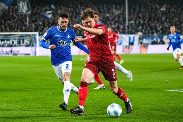 Florian Kleinhansl (1.FC Kaiserslautern, 03) am Ball, dahinter Sergio Lopez (SV Darmstadt 98, 02), GER, SV Darmstadt 98 vs. 1. FC Kaiserslautern, Fussball, 2. Bundesliga, 16. Spieltag, Saison 2024 2025, 14.12.2024. DFL REGULATIONS PROHIBIT ANY USE OF PHOTOGRAPHS as IMAGE SEQUENCES and or QUASI-VIDEO. GER, SV Darmstadt 98 vs. 1. FC Kaiserslautern, Fussball, 2. Bundesliga, 16. Spieltag, Saison 2024 2025, 14.12.2024. Darmstadt
