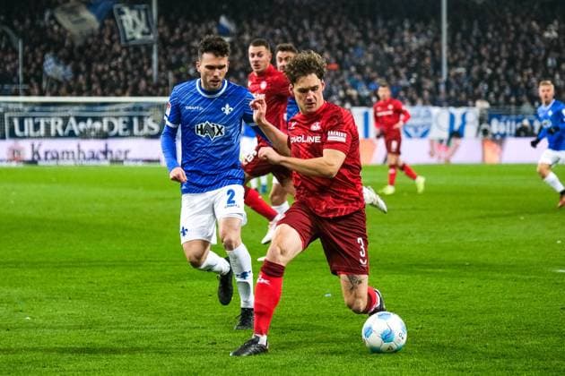 Florian Kleinhansl (1.FC Kaiserslautern, 03) am Ball, dahinter Sergio Lopez (SV Darmstadt 98, 02), GER, SV Darmstadt 98 vs. 1. FC Kaiserslautern, Fussball, 2. Bundesliga, 16. Spieltag, Saison 2024 2025, 14.12.2024. DFL REGULATIONS PROHIBIT ANY USE OF PHOTOGRAPHS as IMAGE SEQUENCES and or QUASI-VIDEO. GER, SV Darmstadt 98 vs. 1. FC Kaiserslautern, Fussball, 2. Bundesliga, 16. Spieltag, Saison 2024 2025, 14.12.2024. Darmstadt