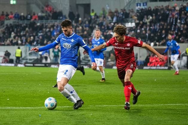 Sergio Lopez (SV Darmstadt 98, 02) im Zweikampf mit Florian Kleinhansl (1.FC Kaiserslautern, 03), GER, SV Darmstadt 98 vs. 1. FC Kaiserslautern, Fussball, 2. Bundesliga, 16. Spieltag, Saison 2024 2025, 14.12.2024. DFL REGULATIONS PROHIBIT ANY USE OF PHOTOGRAPHS as IMAGE SEQUENCES and or QUASI-VIDEO. GER, SV Darmstadt 98 vs. 1. FC Kaiserslautern, Fussball, 2. Bundesliga, 16. Spieltag, Saison 2024 2025, 14.12.2024. Darmstadt
