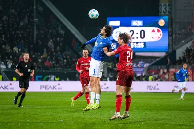 Fraser Hornby (SV Darmstadt 98, 09) im Zweikampf mit Jannis Heuer (1.FC Kaiserslautern, 24), GER, SV Darmstadt 98 vs. 1. FC Kaiserslautern, Fussball, 2. Bundesliga, 16. Spieltag, Saison 2024 2025, 14.12.2024. DFL REGULATIONS PROHIBIT ANY USE OF PHOTOGRAPHS as IMAGE SEQUENCES and or QUASI-VIDEO. GER, SV Darmstadt 98 vs. 1. FC Kaiserslautern, Fussball, 2. Bundesliga, 16. Spieltag, Saison 2024 2025, 14.12.2024. Darmstadt