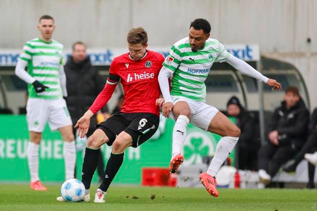 Fabian Kunze (Hannover 96) und Julian Green (SpVgg Greuther Fuerth) kaempfen um den Ball, 2. Bundesliga, SpVgg Greuther Fürth vs Hannover 96, Sportpark Ronhof Thomas Sommer am 15. December 2024 in Fürth, Deutschland. (Foto von Marco Steinbrenner DeFodi Images) Fabian Kunze (Hannover 96) und Julian Green (SpVgg Greuther Fuerth) battle for the ball, 2. Bundesliga, SpVgg Greuther Fürth vs Hannover 96, Sportpark Ronhof Thomas Sommer, December 15, 2024 in Fürth, Germany. (Photo by Marco Steinbrenner DeFodi Images) DFB DFL REGULATIONS PROHIBIT ANY USE OF PHOTOGRAPHS AS IMAGE SEQUENCES AND OR QUASI-VIDEO. Defodi-700_fuerth_hannover_20241215_003