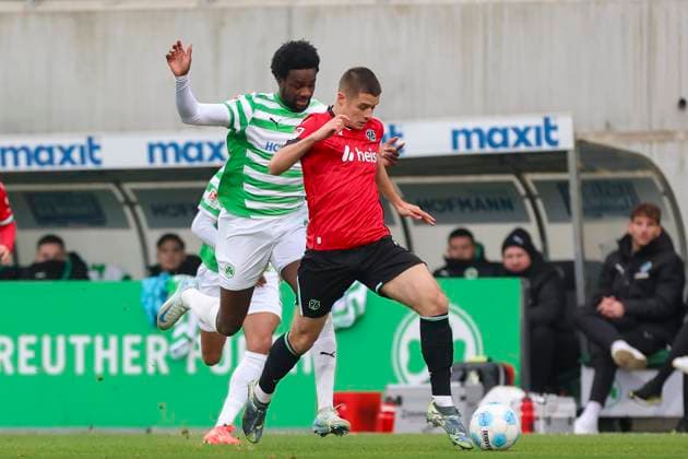 Gidoen Jung (SpVgg Greuther Fuerth) und Nicolo Tresoldi (Hannover 96) kaempfen um den Ball, 2. Bundesliga, SpVgg Greuther Fürth vs Hannover 96, Sportpark Ronhof Thomas Sommer am 15. December 2024 in Fürth, Deutschland. (Foto von Marco Steinbrenner DeFodi Images) Gidoen Jung (SpVgg Greuther Fuerth) und Nicolo Tresoldi (Hannover 96) battle for the ball, 2. Bundesliga, SpVgg Greuther Fürth vs Hannover 96, Sportpark Ronhof Thomas Sommer, December 15, 2024 in Fürth, Germany. (Photo by Marco Steinbrenner DeFodi Images) DFB DFL REGULATIONS PROHIBIT ANY USE OF PHOTOGRAPHS AS IMAGE SEQUENCES AND OR QUASI-VIDEO. Defodi-700_fuerth_hannover_20241215_006