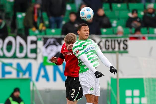 Josh Knight (Hannover 96) und Roberto Massimo (SpVgg Greuther Fuerth) kaempfen um den Ball, 2. Bundesliga, SpVgg Greuther Fürth vs Hannover 96, Sportpark Ronhof Thomas Sommer am 15. December 2024 in Fürth, Deutschland. (Foto von Marco Steinbrenner DeFodi Images) Josh Knight (Hannover 96) und Roberto Massimo (SpVgg Greuther Fuerth) battle for the ball, 2. Bundesliga, SpVgg Greuther Fürth vs Hannover 96, Sportpark Ronhof Thomas Sommer, December 15, 2024 in Fürth, Germany. (Photo by Marco Steinbrenner DeFodi Images) DFB DFL REGULATIONS PROHIBIT ANY USE OF PHOTOGRAPHS AS IMAGE SEQUENCES AND OR QUASI-VIDEO. Defodi-700_fuerth_hannover_20241215_009