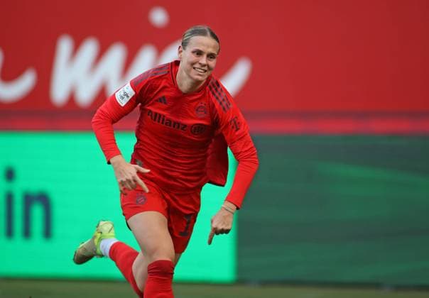 München, Deutschland, 15. Dezember 2024: Fussball, Frauen, Google Pixel Frauen Bundesliga, 12.Spieltag, Saison 2024 2025, FC Bayern München - 1. FFC Turbine Potsdam, Campus Klara Bühl Buehl (FC Bayern München) im Laufen, Sprint, Kopf, Oberkörper