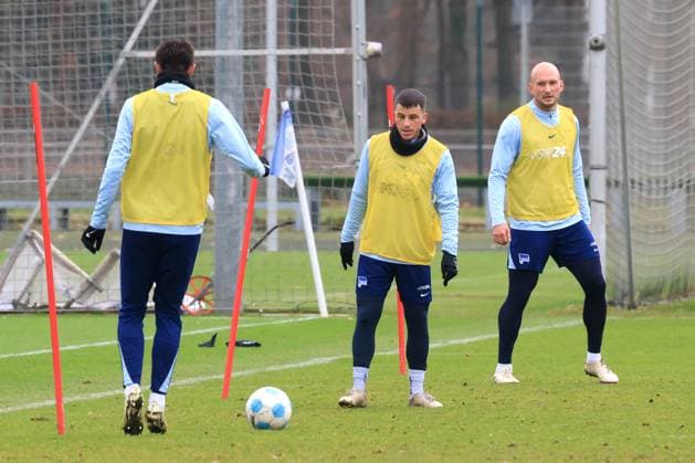 DEU, DFL, 2. FBL Hertha BSC, Training, 17.12.2024, Sportforum, Berlin, DEU, DFL, 2. FBL Hertha BSC, Training, im Bild Diego Demme (Hertha BSC Berlin 6), Toni Leistner (Hertha BSC Berlin 37), Smail Prevljak (Hertha BSC Berlin 9) DFL - regulations prohibit any use of Photographs as image sequences and or quasi-video Foto: Juergen Engler nordphoto GmbH