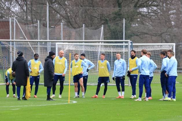 DEU, DFL, 2. FBL Hertha BSC, Training, 17.12.2024, Sportforum, Berlin, DEU, DFL, 2. FBL Hertha BSC, Training, im Bild Cheftrainer Cristian Fiel (Hertha BSC Berlin), Hertha-Spielerkreis DFL - regulations prohibit any use of Photographs as image sequences and or quasi-video Foto: Juergen Engler nordphoto GmbH