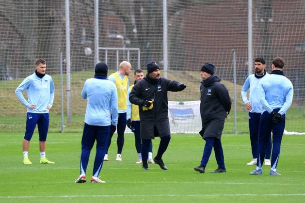 DEU, DFL, 2. FBL Hertha BSC, Training, 17.12.2024, Sportforum, Berlin, DEU, DFL, 2. FBL Hertha BSC, Training, im Bild Cheftrainer Cristian Fiel (Hertha BSC Berlin), Hertha-Spielerkreis, Co-Trainer Jaime Monroy (Hertha BSC Berlin) DFL - regulations prohibit any use of Photographs as image sequences and or quasi-video Foto: Juergen Engler nordphoto GmbH