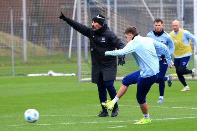 DEU, DFL, 2. FBL Hertha BSC, Training, 17.12.2024, Sportforum, Berlin, DEU, DFL, 2. FBL Hertha BSC, Training, im Bild Cheftrainer Cristian Fiel (Hertha BSC Berlin) DFL - regulations prohibit any use of Photographs as image sequences and or quasi-video Foto: Juergen Engler nordphoto GmbH