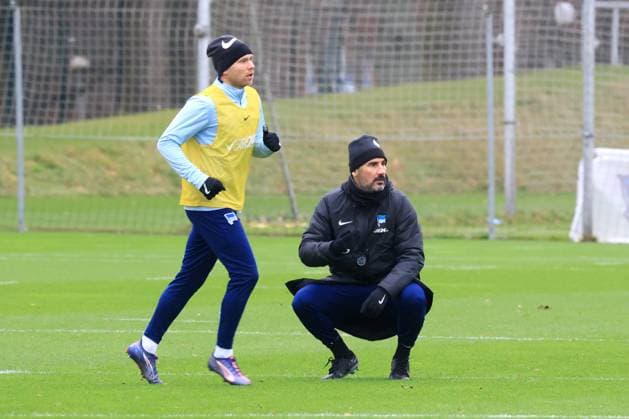 DEU, DFL, 2. FBL Hertha BSC, Training, 17.12.2024, Sportforum, Berlin, DEU, DFL, 2. FBL Hertha BSC, Training, im Bild Cheftrainer Cristian Fiel (Hertha BSC Berlin), Jon Dabur Thorsteinsson (Hertha BSC Berlin 24) DFL - regulations prohibit any use of Photographs as image sequences and or quasi-video Foto: Juergen Engler nordphoto GmbH