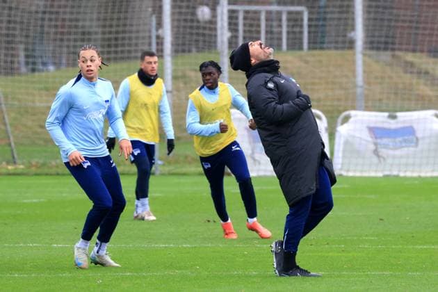 DEU, DFL, 2. FBL Hertha BSC, Training, 17.12.2024, Sportforum, Berlin, DEU, DFL, 2. FBL Hertha BSC, Training, im Bild Cheftrainer Cristian Fiel (Hertha BSC Berlin), Derry Scherhant (Hertha BSC Berlin 39) DFL - regulations prohibit any use of Photographs as image sequences and or quasi-video Foto: Juergen Engler nordphoto GmbH