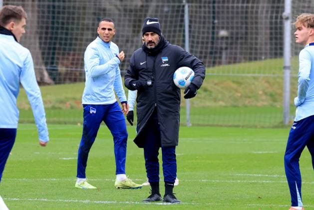 DEU, DFL, 2. FBL Hertha BSC, Training, 17.12.2024, Sportforum, Berlin, DEU, DFL, 2. FBL Hertha BSC, Training, im Bild Cheftrainer Cristian Fiel (Hertha BSC Berlin), Karim Ben Hatira DFL - regulations prohibit any use of Photographs as image sequences and or quasi-video Foto: Juergen Engler nordphoto GmbH