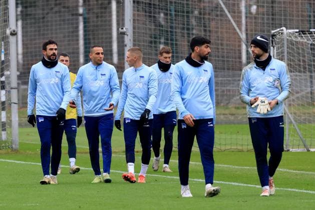 DEU, DFL, 2. FBL Hertha BSC, Training, 17.12.2024, Sportforum, Berlin, DEU, DFL, 2. FBL Hertha BSC, Training, im Bild Smail Prevljak (Hertha BSC Berlin 9), Karim Ben Hatira, Palko Dardai (Hertha BSC Berlin 20), Michael Cuisance (Hertha BSC Berlin 27), Andreas Bouchalakis (Hertha BSC Berlin 5), Marius Gersbeck (Hertha BSC Berlin 35) DFL - regulations prohibit any use of Photographs as image sequences and or quasi-video Foto: Juergen Engler nordphoto GmbH