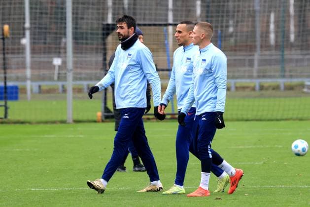 DEU, DFL, 2. FBL Hertha BSC, Training, 17.12.2024, Sportforum, Berlin, DEU, DFL, 2. FBL Hertha BSC, Training, im Bild Smail Prevljak (Hertha BSC Berlin 9), Karim Ben Hatira, Palko Dardai (Hertha BSC Berlin 20) DFL - regulations prohibit any use of Photographs as image sequences and or quasi-video Foto: Juergen Engler nordphoto GmbH
