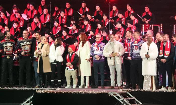17.12.24 VfB Stuttgart Weihnachtskonzert Deutschland, Stuttgart, 17.12.2024, Fussball, Bundesliga, VfB Stuttgart Weihnachtskonzert: VfB Mannschaft u.a. mit Deniz Undav, Angelo Stiller, Alexander Wehrle, Christian Gentner, Fabian Wohlgemuth, Sebastian Hoeneß und den Sängern Musikern Künstlern u.a. The Boss Hoss, Vanessa Mai, Vincent Gross, Gregor Meyle, Andrea Berg, Patricia Kelly, Asiata Blackman.
