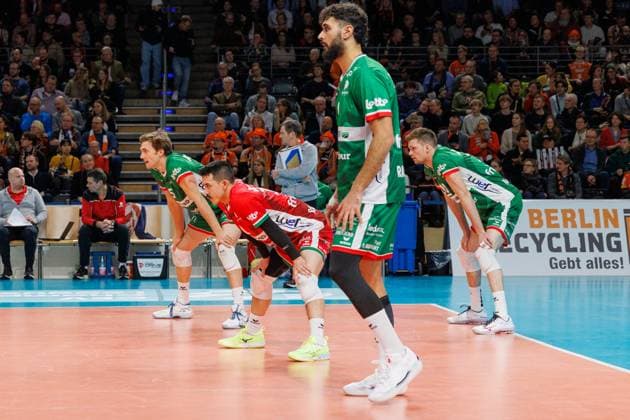 v. l. n.r. Cody Kessel (VC Greenyard Maaseik, 05), Landon Douglas Currie (VC Greenyard Maaseik, 11), Francisco Iribarne (VC Greenyard Maaseik, 06), rechts hinten Jolan Cox (VC Greenyard Maaseik, 10), BRVolleys vs Greenyard Maaseik, Champions League, 2024_12_18 Berlin Berlin Land Copyright: xFootxBowl ThomasxSobotzkix