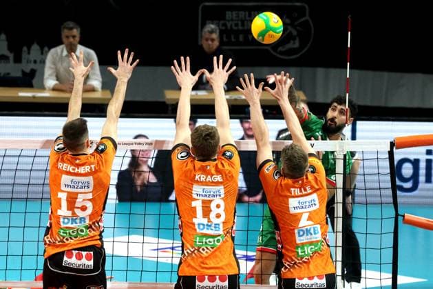 DEU, CEV - Group A, BR Volleys vs. Greenyard Masaik, 18.12.2024, Max-Schmeling-Halle, Berlin, DEU, CEV - Group A, BR Volleys vs. Greenyard Masaik, im Bild Moritz Reichert (BR Volleys 15), äb18 , Johannes Tille (BR Volleys 6), Francisco Iribarne (Greenyard 6) Foto: Juergen Engler nordphoto GmbH