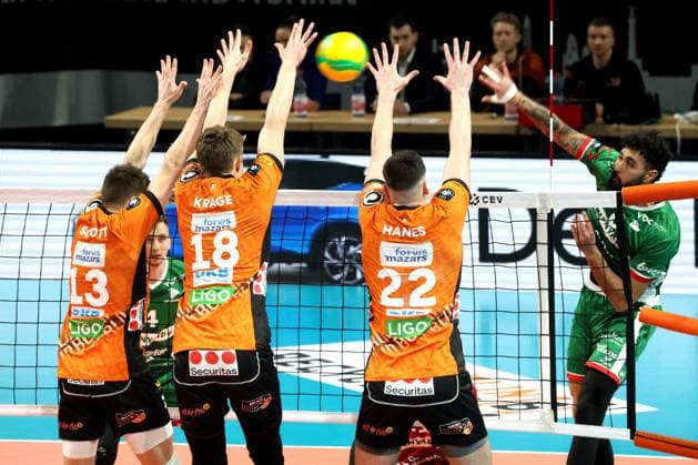 DEU, CEV - Group A, BR Volleys vs. Greenyard Masaik, 18.12.2024, Max-Schmeling-Halle, Berlin, DEU, CEV - Group A, BR Volleys vs. Greenyard Masaik, im Bild Ruben Schott (BR Volleys 13), Florian Krage (BR Volleys 18), Jake Hanes (BR Volleys 22), Francisco Iribarne (Greenyard 6) Foto: Juergen Engler nordphoto GmbH