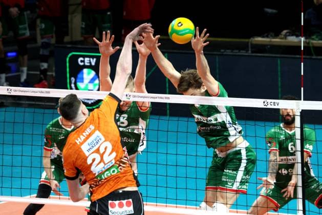 DEU, CEV - Group A, BR Volleys vs. Greenyard Masaik, 18.12.2024, Max-Schmeling-Halle, Berlin, DEU, CEV - Group A, BR Volleys vs. Greenyard Masaik, im Bild Jake Hanes (BR Volleys 22), Alex Saaremaa (Greenyard 18), Cody Kessel (Greenyard 5) Foto: Juergen Engler nordphoto GmbH