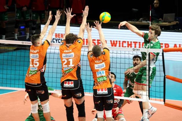 DEU, CEV - Group A, BR Volleys vs. Greenyard Masaik, 18.12.2024, Max-Schmeling-Halle, Berlin, DEU, CEV - Group A, BR Volleys vs. Greenyard Masaik, im Bild Moritz Reichert (BR Volleys 15), Tobias Krick (BR Volleys 21), Johannes Tille (BR Volleys 6), Cody Kessel (Greenyard 5) Foto: Juergen Engler nordphoto GmbH