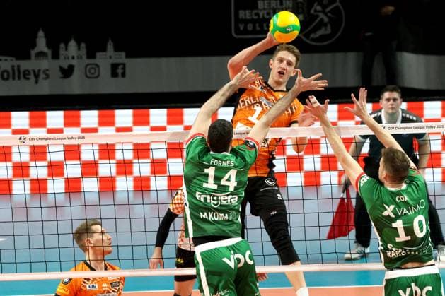 DEU, CEV - Group A, BR Volleys vs. Greenyard Masaik, 18.12.2024, Max-Schmeling-Halle, Berlin, DEU, CEV - Group A, BR Volleys vs. Greenyard Masaik, im Bild Florian Krage (BR Volleys 18), Miguel Angel Fornes (Greenyard 14), Jolan Cox (Greenyard 10) Foto: Juergen Engler nordphoto GmbH