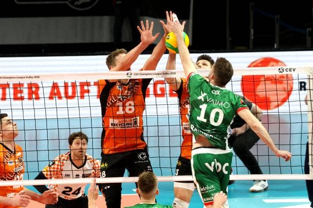 DEU, CEV - Group A, BR Volleys vs. Greenyard Masaik, 18.12.2024, Max-Schmeling-Halle, Berlin, DEU, CEV - Group A, BR Volleys vs. Greenyard Masaik, im Bild Florian Krage (BR Volleys 18), Ruben Schott (BR Volleys 13), Jolan Cox (Greenyard 10) Foto: Juergen Engler nordphoto GmbH
