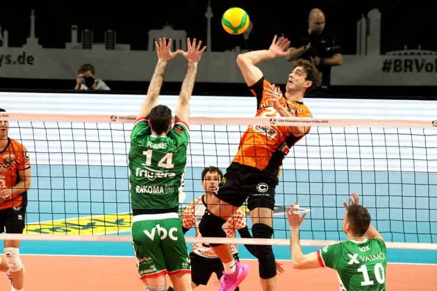 DEU, CEV - Group A, BR Volleys vs. Greenyard Masaik, 18.12.2024, Max-Schmeling-Halle, Berlin, DEU, CEV - Group A, BR Volleys vs. Greenyard Masaik, im Bild Tobias Krick (BR Volleys 21), Miguel Angel Fornes (Greenyard 14) Foto: Juergen Engler nordphoto GmbH