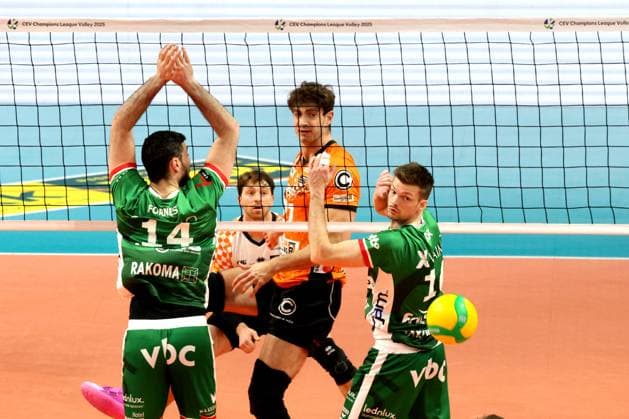 DEU, CEV - Group A, BR Volleys vs. Greenyard Masaik, 18.12.2024, Max-Schmeling-Halle, Berlin, DEU, CEV - Group A, BR Volleys vs. Greenyard Masaik, im Bild Tobias Krick (BR Volleys 21), Miguel Angel Fornes (Greenyard 14), Jolan Cox (Greenyard 10) Foto: Juergen Engler nordphoto GmbH