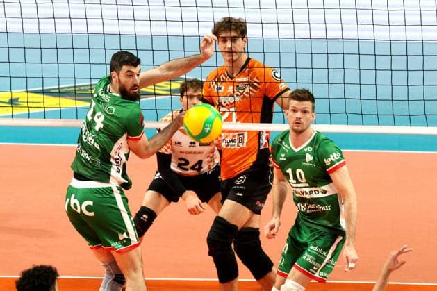 DEU, CEV - Group A, BR Volleys vs. Greenyard Masaik, 18.12.2024, Max-Schmeling-Halle, Berlin, DEU, CEV - Group A, BR Volleys vs. Greenyard Masaik, im Bild Tobias Krick (BR Volleys 21), Miguel Angel Fornes (Greenyard 14), Jolan Cox (Greenyard 10) Foto: Juergen Engler nordphoto GmbH
